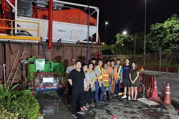 正道能源技術人員同現場工人們合影